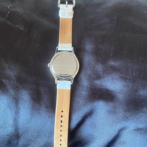 Marc Jacobs watch in white. - Picture 4 of 7